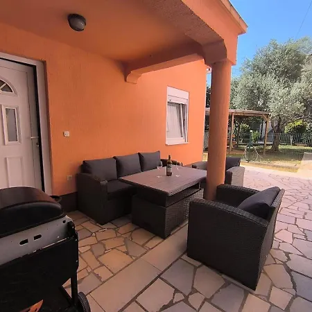 公寓 Small House Near The Valbandon