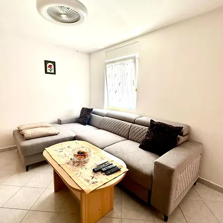 Small House Near The 公寓