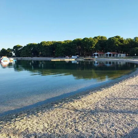 Small House Near The 公寓 *